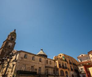 Satul din Italia construit în craterul unui vulcan stins. Toamna, mii de turişti vin la festivalul castanelor