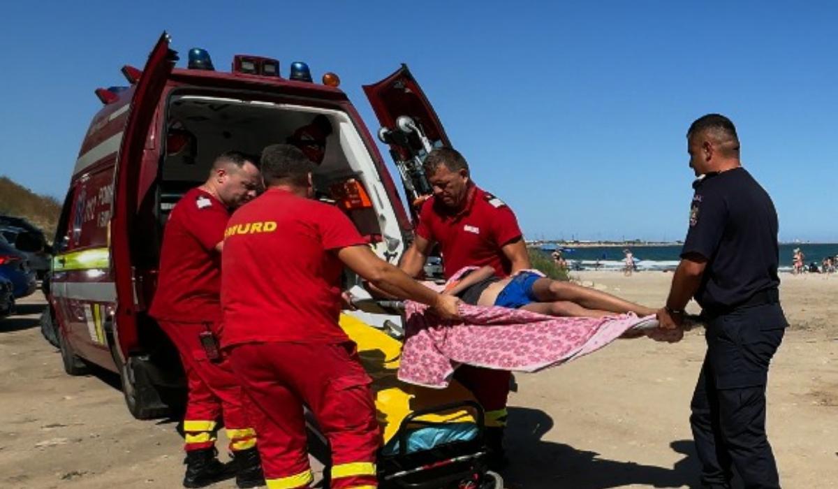 Copil de 12 ani, scos din mare de turiști pe o plajă neamenajată din Eforie. A intrat în apă nesupravegheat