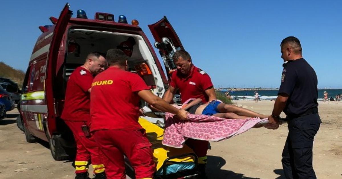 Copil de 12 ani, scos din mare de turiști pe o plajă neamenajată din Eforie. A intrat în apă nesupravegheat | Observator News