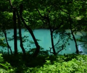 Lacul unic din România care îşi schimbă culoarea în funcţie de anotimp. Secretul din spatele fenomenului