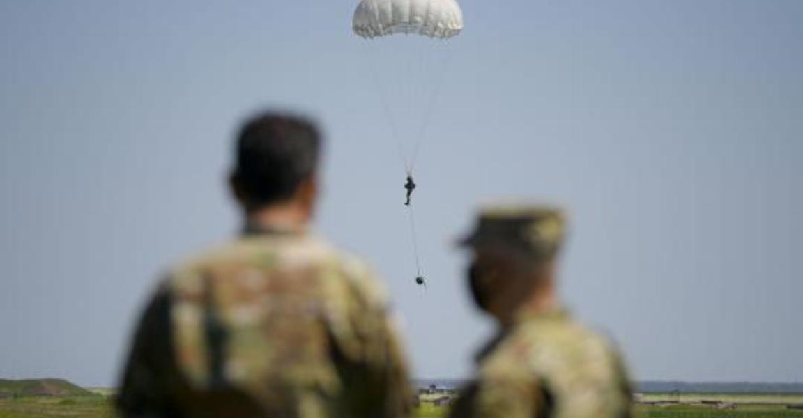 Un parașutist a rămas atârnat de avion în timpul unui exercițiu militar la Buzău. Altul s-a rănit la aterizare