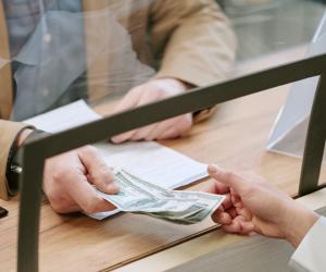 Prima bancă de la noi care permite amânarea ratelor pentru dezvoltatorii imobiliari după blocajul de la ANCPI