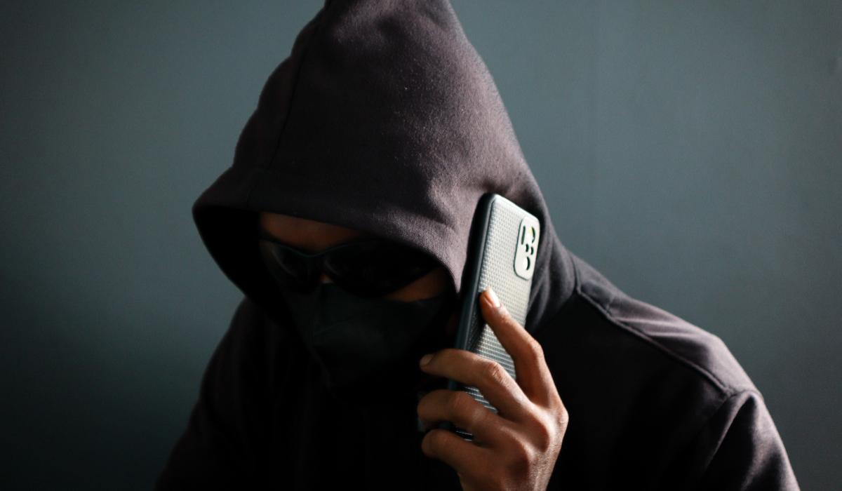 Escrocherie cu numărul SRI afișat pe telefon. Cum trebuie să procedeze cei care primesc astfel de apeluri
