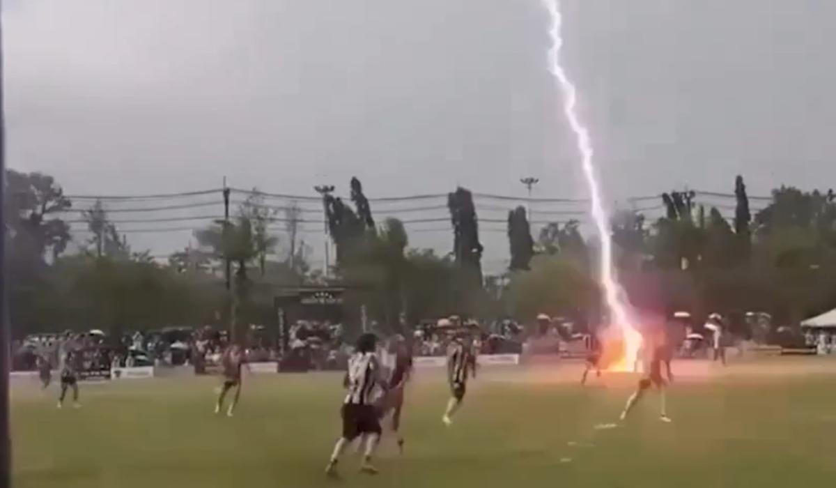 Momentul în care un fotbalist de 24 de ani a murit lovit de fulger, în timpul unui meci în Thailanda