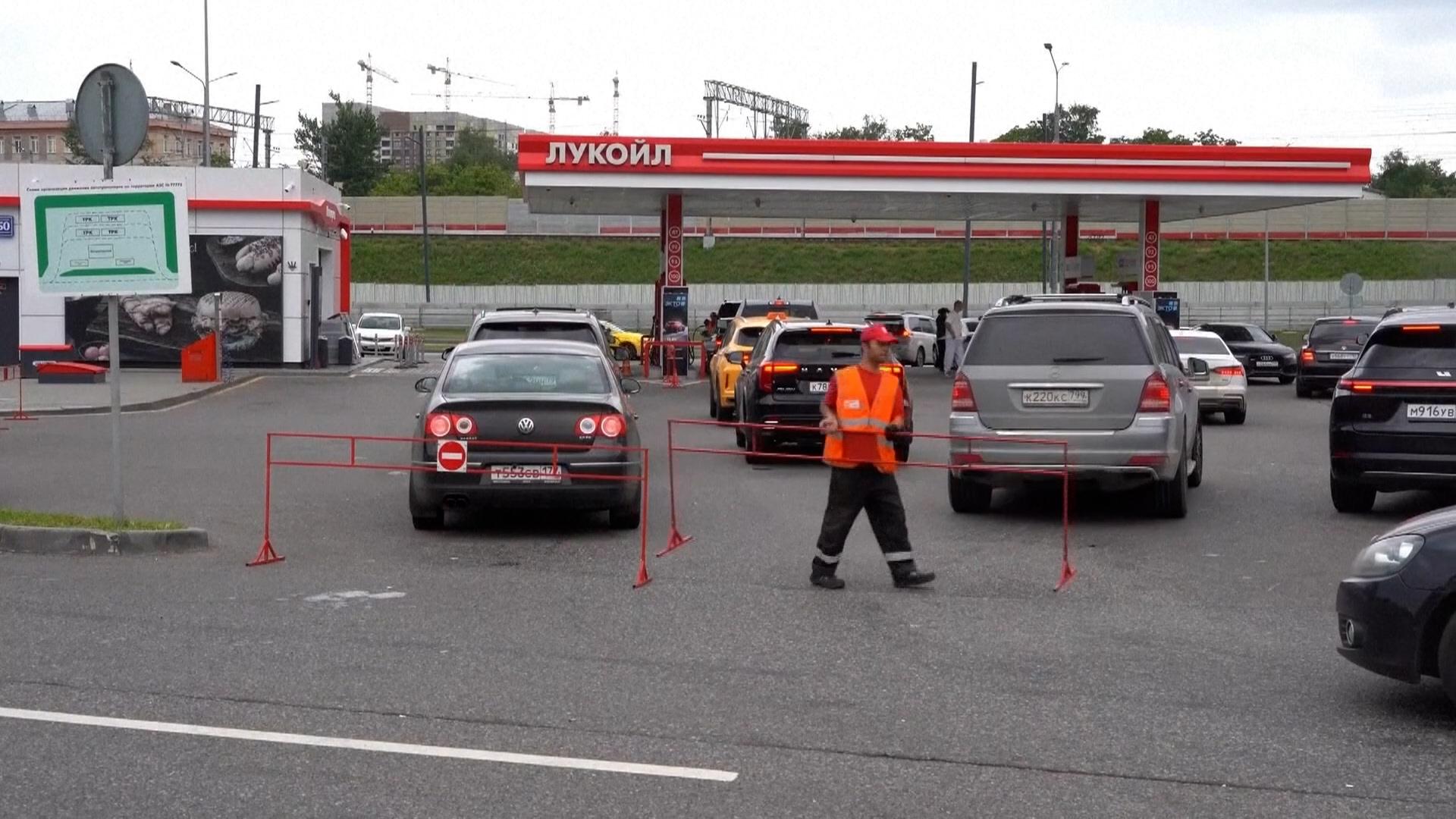 Cum au scăzut ruşii preţul la benzină într-un oraş. Întâmplător Putin se afla în vizită acolo