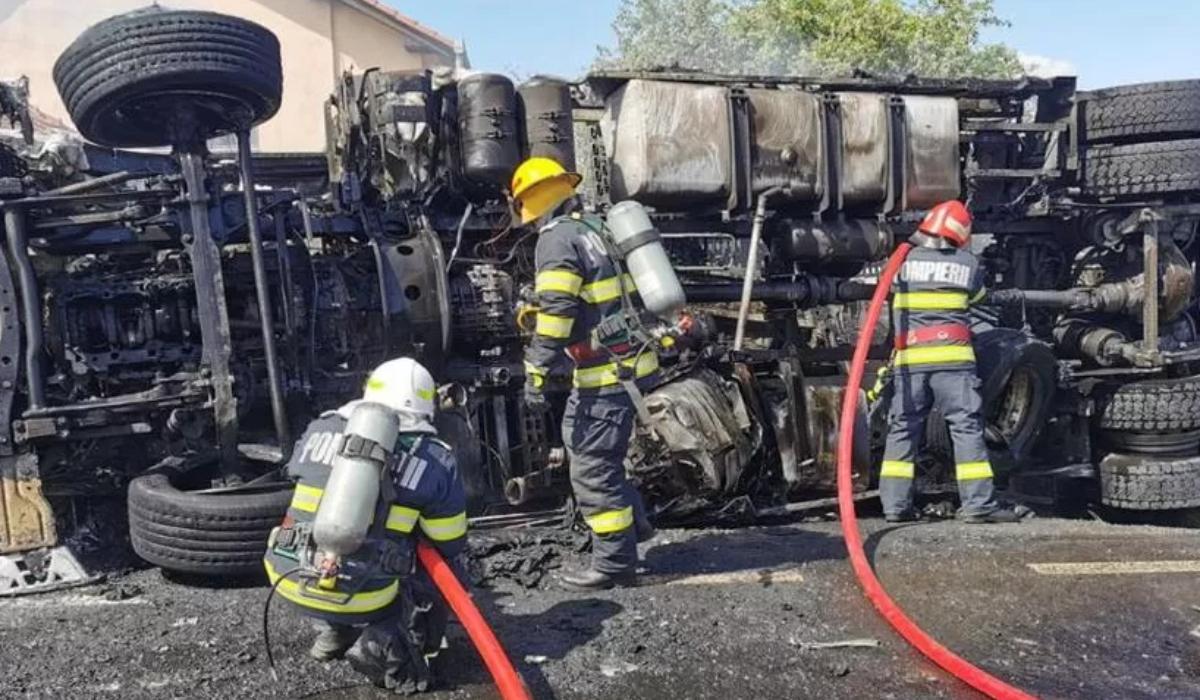 Un camion încărcat 6.000 de litri de hipoclorit s-a răsturnat în Timiş. Populaţia, evacuată pe o rază de 200 m