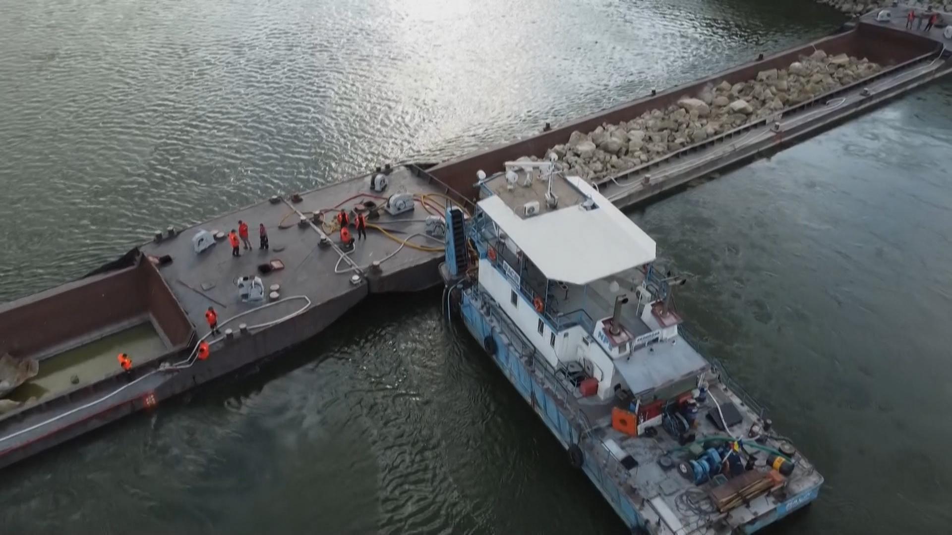 A început operaţiunea disperată pentru a mai salva Cernavodă 4-5 zile. Şiruri de barje, împotmolite pe Dunăre