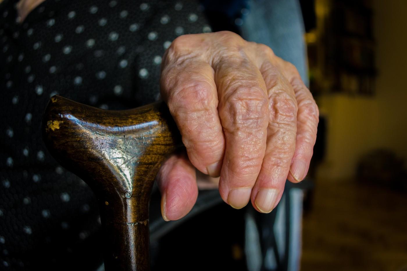 7 bătrâni, relocaţi de urgenţă dintr-un cămin privat din Neamţ. Ce nereguli grave au descoperit autorităţile