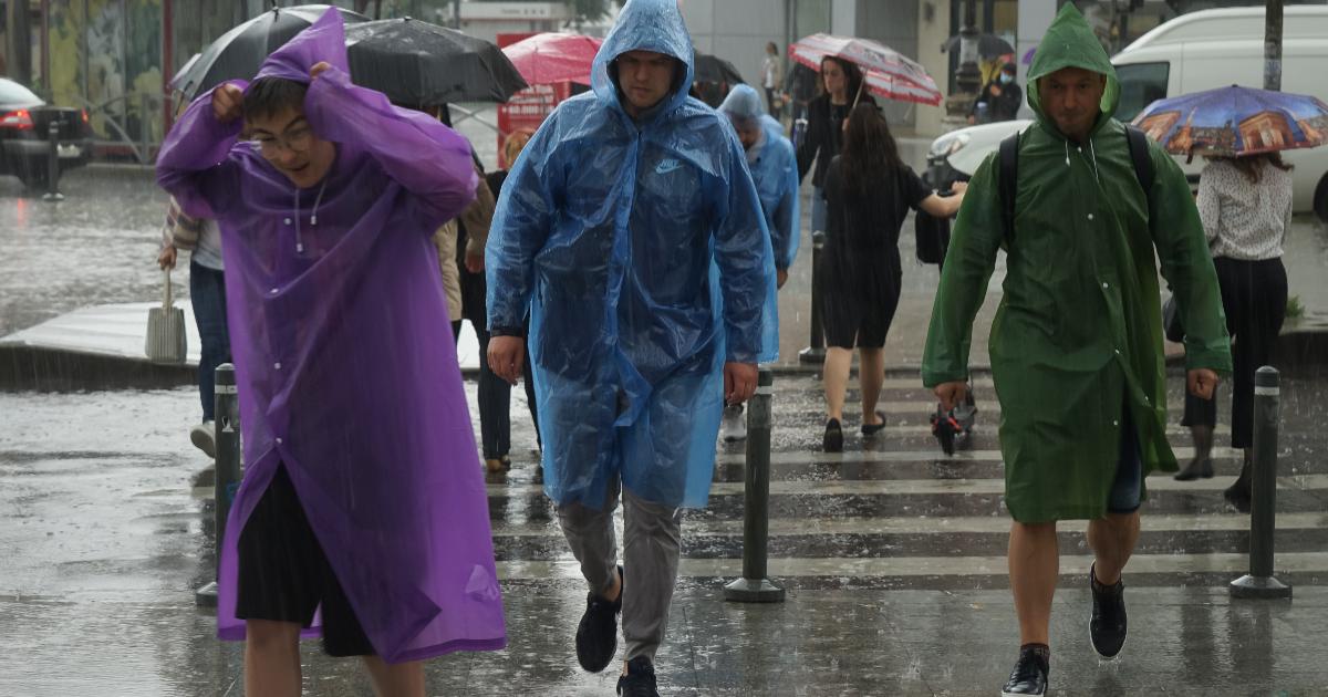 România, sub trei avertizări de Cod galben. Vijelii de peste 80 km/h şi caniculă în mai multe regiuni
