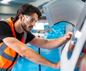 Industria care are nevoie disperată de angajaţi tineri. Nu ai nevoie de facultate pentru salarii cu şase cifre