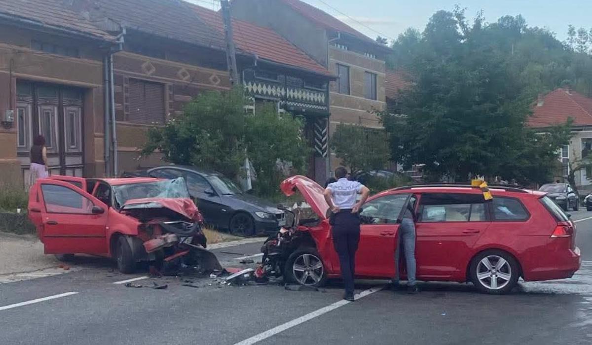 Două mașini făcute zob după un accident pe DN6. Un bărbat a murit în urma impactului frontal puternic