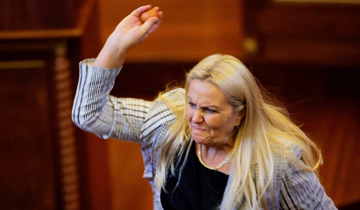 VIDEO. Momentul în care premierul interimar din Kosovo este atacat cu ouă de o parlamentară din opoziție