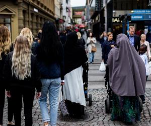 O ţară din Europa oferă 32.000 de euro fiecărui adult care pleacă din ea. Cine poate primi banii