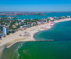 Stațiunea de pe litoral unde șezlongul este 25 de lei. Vacanța de vară s-a prelungit pentru unii turiști