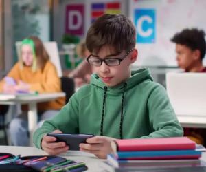 Țara din Europa care interzice telefoanele mobile în școli după rezultatele slabe la testele PISA