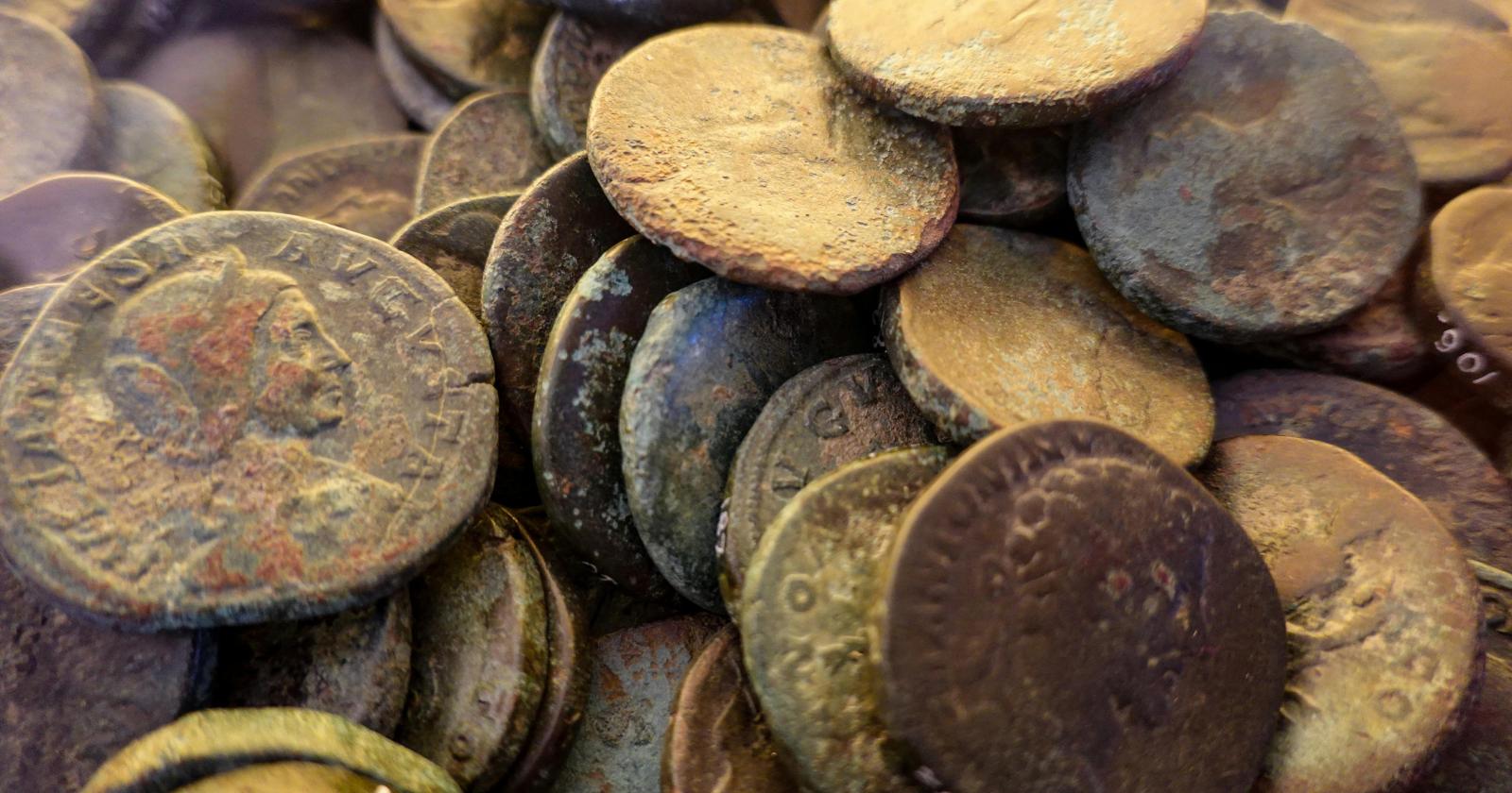Un pensionar și-a pierdut ciocanul pe un câmp, dar a găsit o comoară uriașă: 15.000 de monede romane