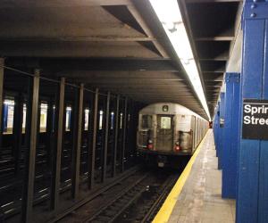 S-au aşezat pe şine şi au aşteptat să vină trenul: doi tineri au murit într-o staţie de metrou din New York