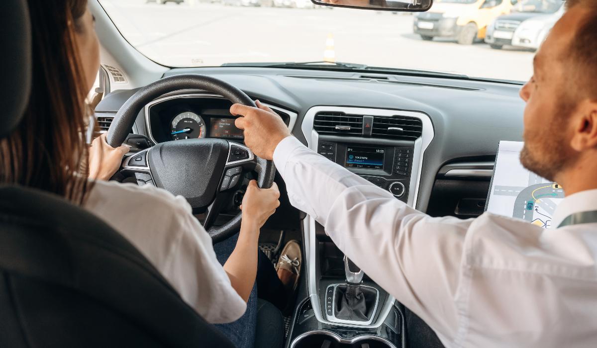 Instructor auto, prins băut în timpul unei lecții de condus, în Brașov