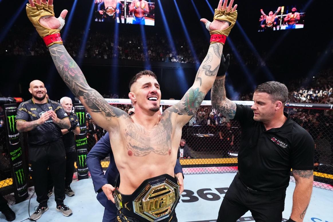Tom Aspinall renunţă la titlul UFC al greilor