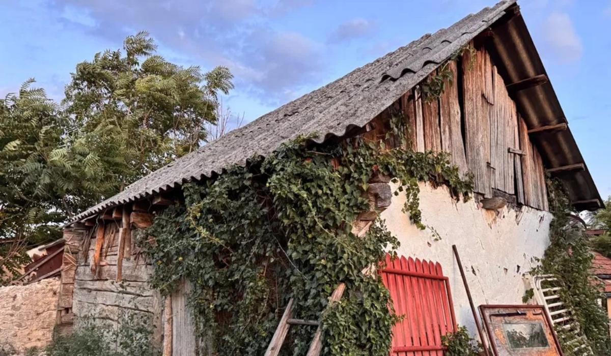 Satul în care o casă cu 2 camere se vinde cu 5.500 de euro Preţul e negociabil cu o condiţie
