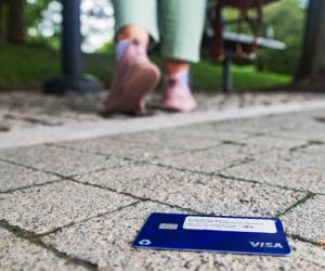 Au făcut cumpărături online de 1.900 de lei cu un card găsit pe stradă, în Teiuş. Cui îi aparţineau banii