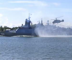 Ruşii l-au decorat pe comandantul navei care a tras cu rachete de semnalizare spre un elicopter NATO