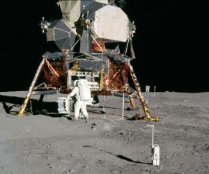 A cumpărat cu 995 de $ un obiect ajuns pe Lună, apoi l-a vândut cu 1,8 milioane. NASA a dat-o în judecată