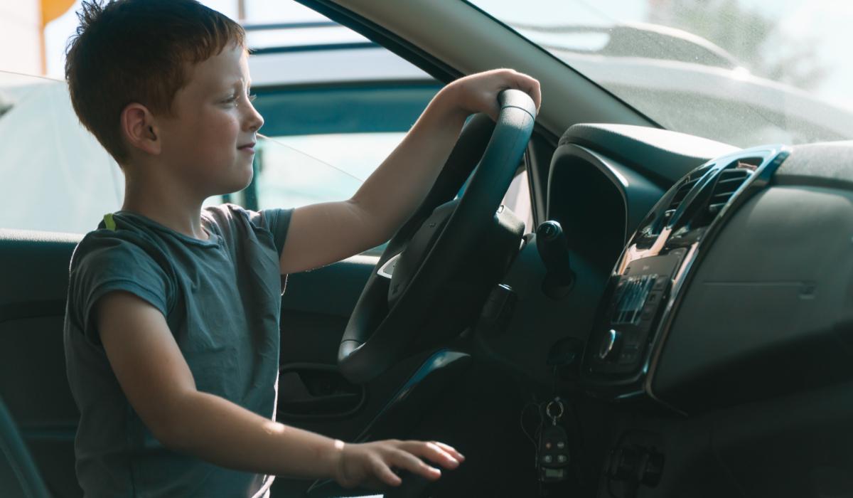 Copil român de 9 ani, prins la volanul unei mașini de lux în Marsilia. Tatăl lui îl învăţa să conducă