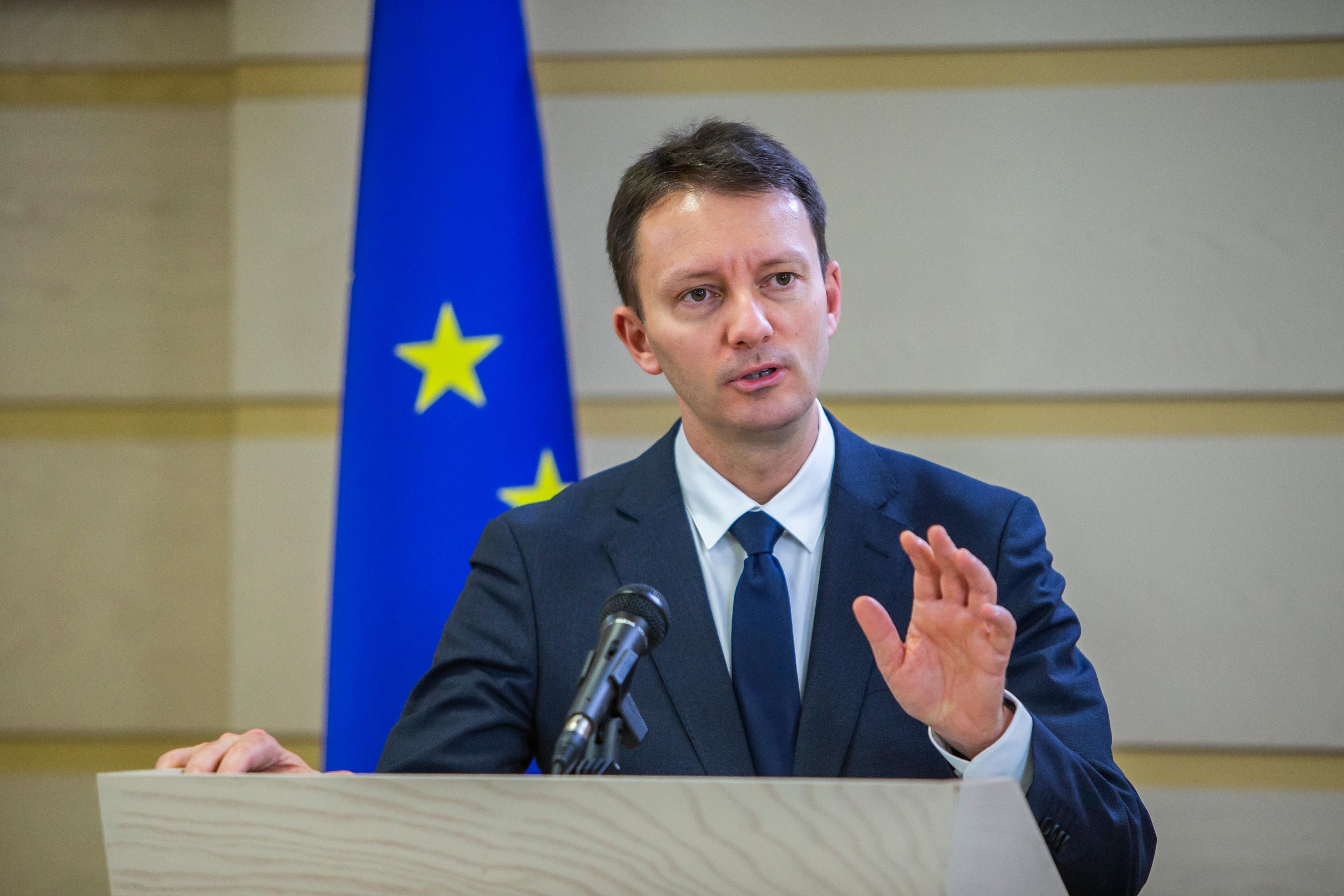 Câte voturi are Siegfried Mureșan din partea PNL-USR-UDMR și de câte mai are nevoie pentru a fi învestit