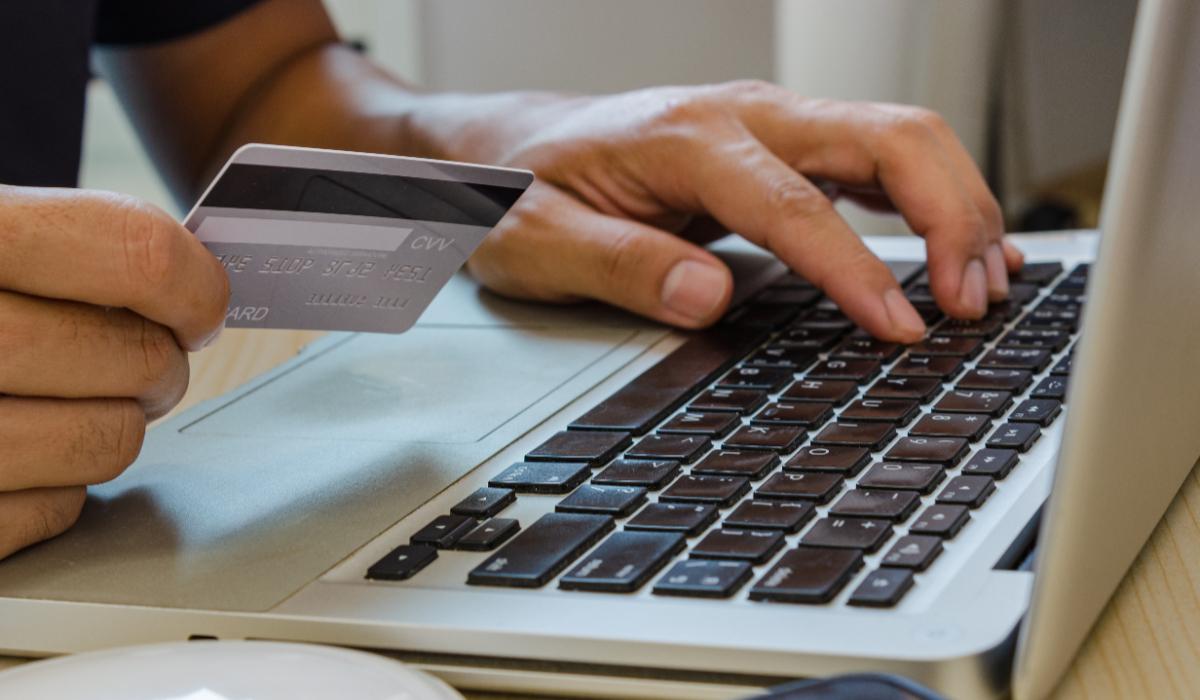 Profilul românului cel mai ușor de păcălit de escrocii online. Pierderile au ajuns la zeci de milioane de euro