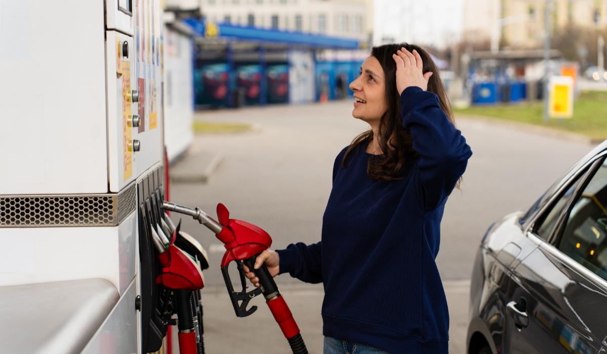 Benzina s-a scumpit puternic în România. Creștere de 6,6% în august, cea mai mare din UE după Spania