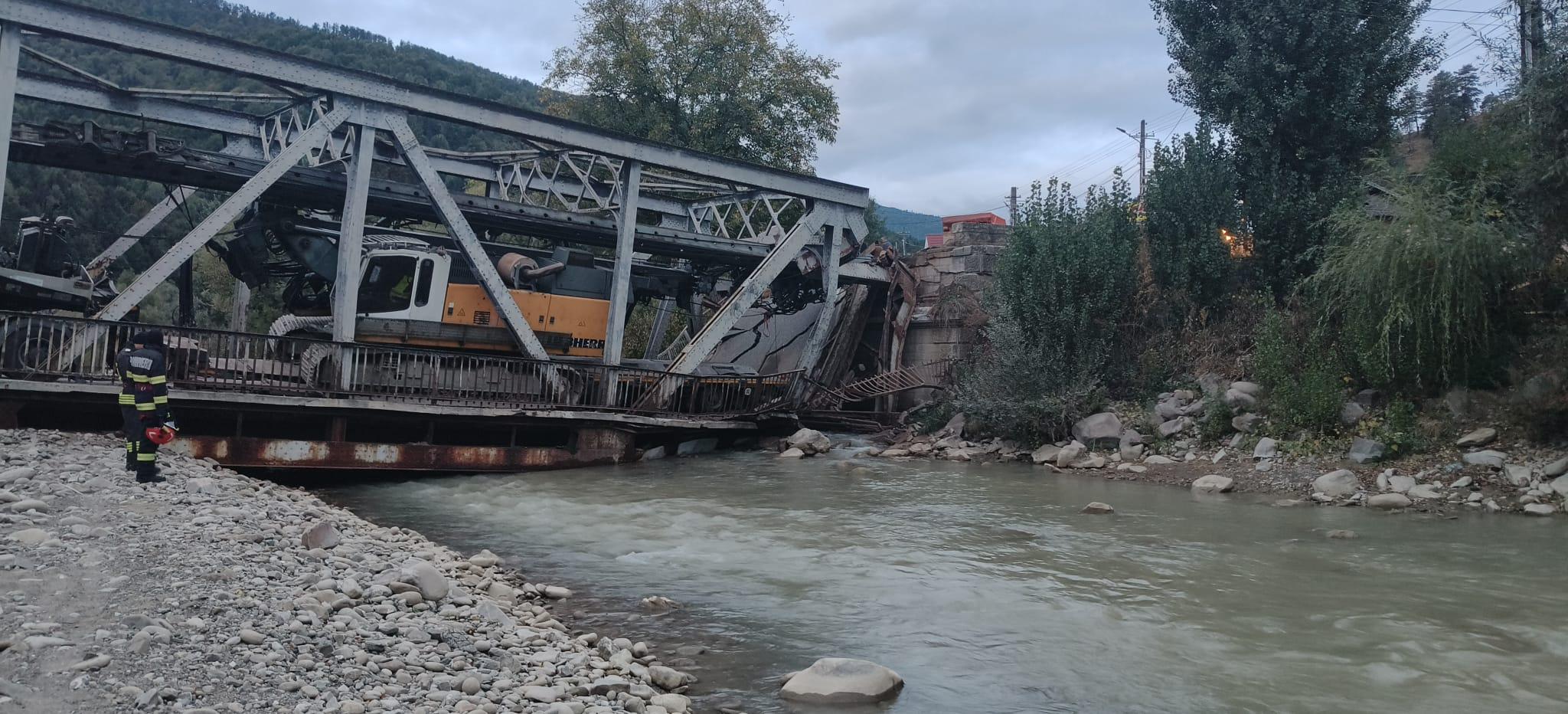 Un pod metalic din Bacău, prăbușit după trecerea unei macarale de mare tonaj