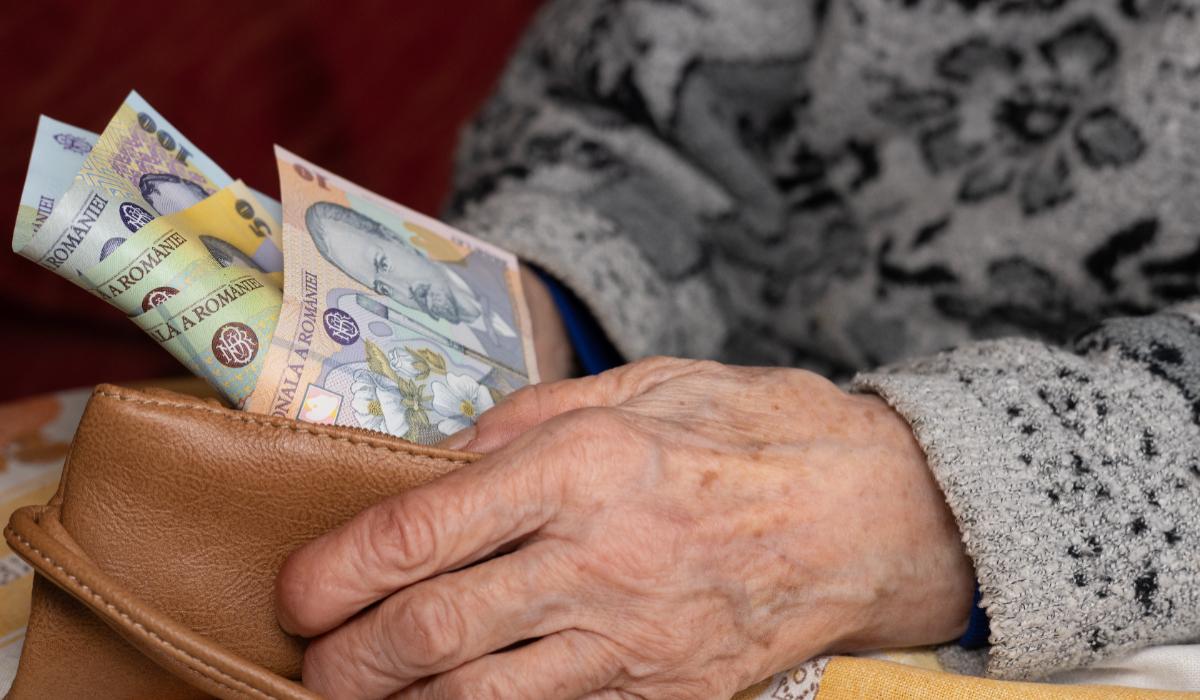 Trei sferturi dintre români se tem că pensia de stat nu le va ajunge. Pe ce bani se bazează la bătrânețe