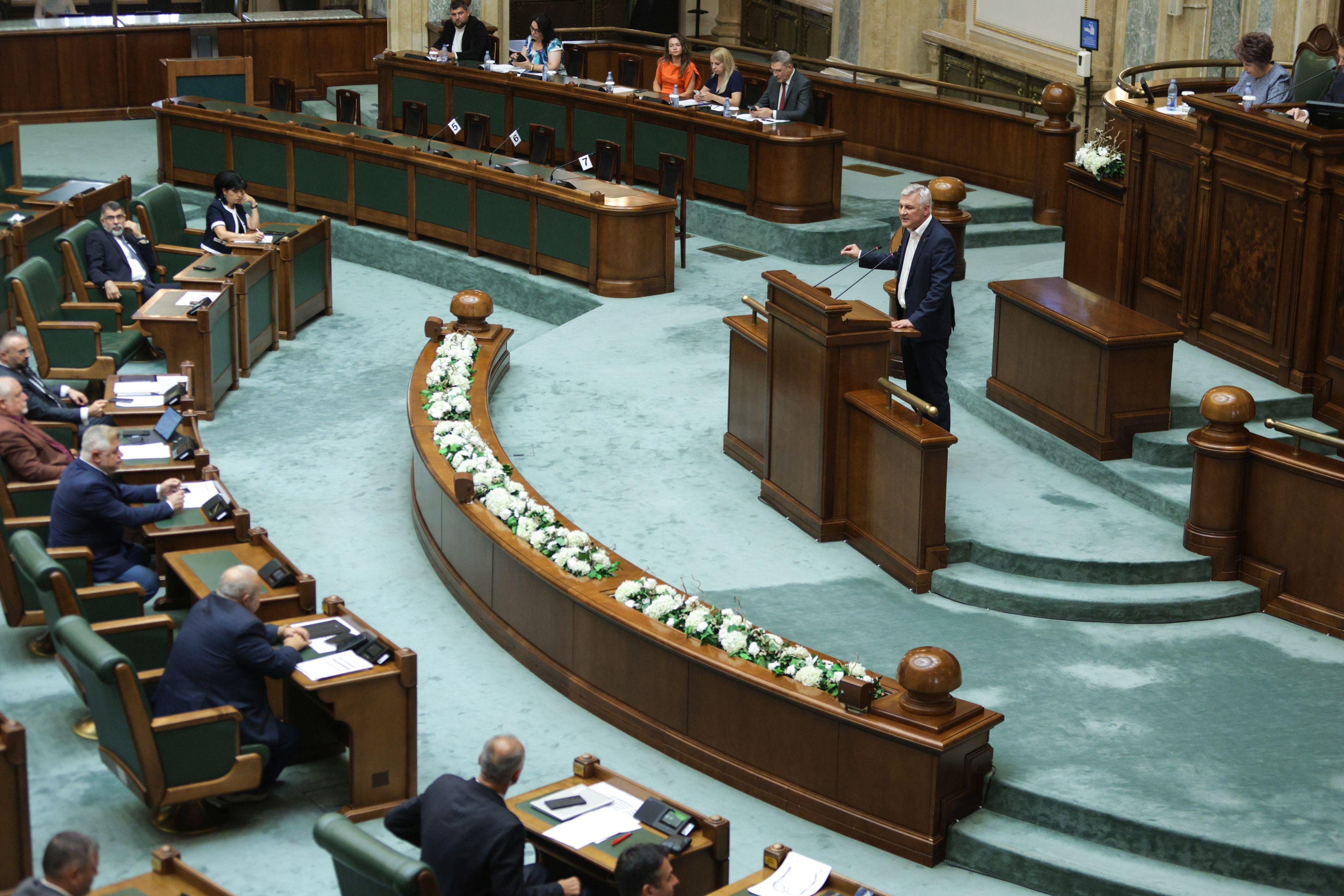 Proiectul care prevede reducerea pensiei cu 85% pentru angajații la stat a trecut tacit de Senat