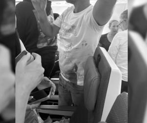 Incident grav la bordul unui avion FlyDubai: pilot, atacat în cockpit, aeronava a coborât brusc 5000 m