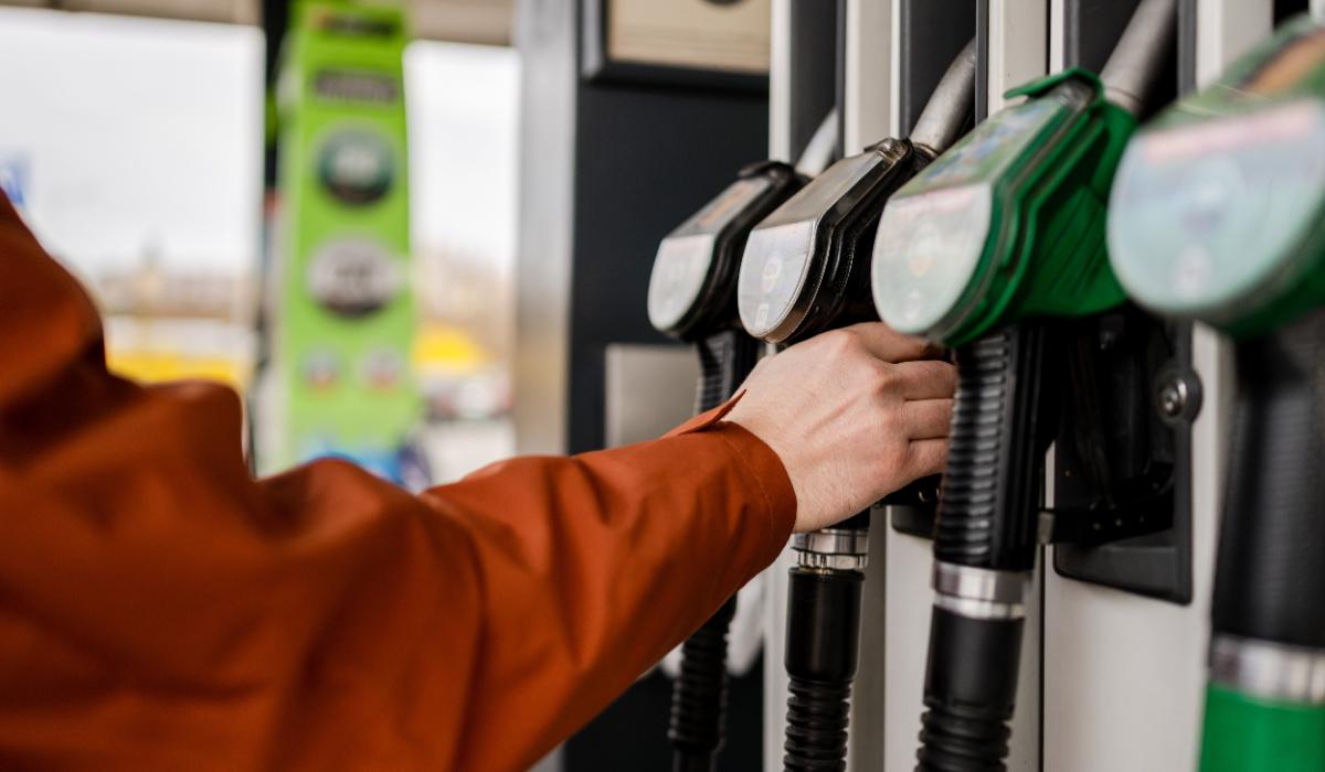 Benzina a ajuns la un maxim istoric, în stațiile OMV Petrom. Cât costă acum un litru de motorină în România