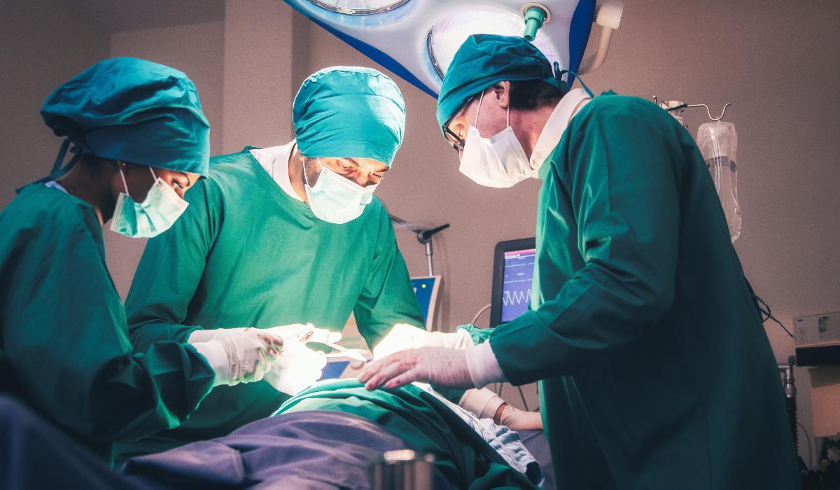 Un bărbat a trăit nouă luni cu ajutorul unui transplant de rinichi de porc modificat genetic