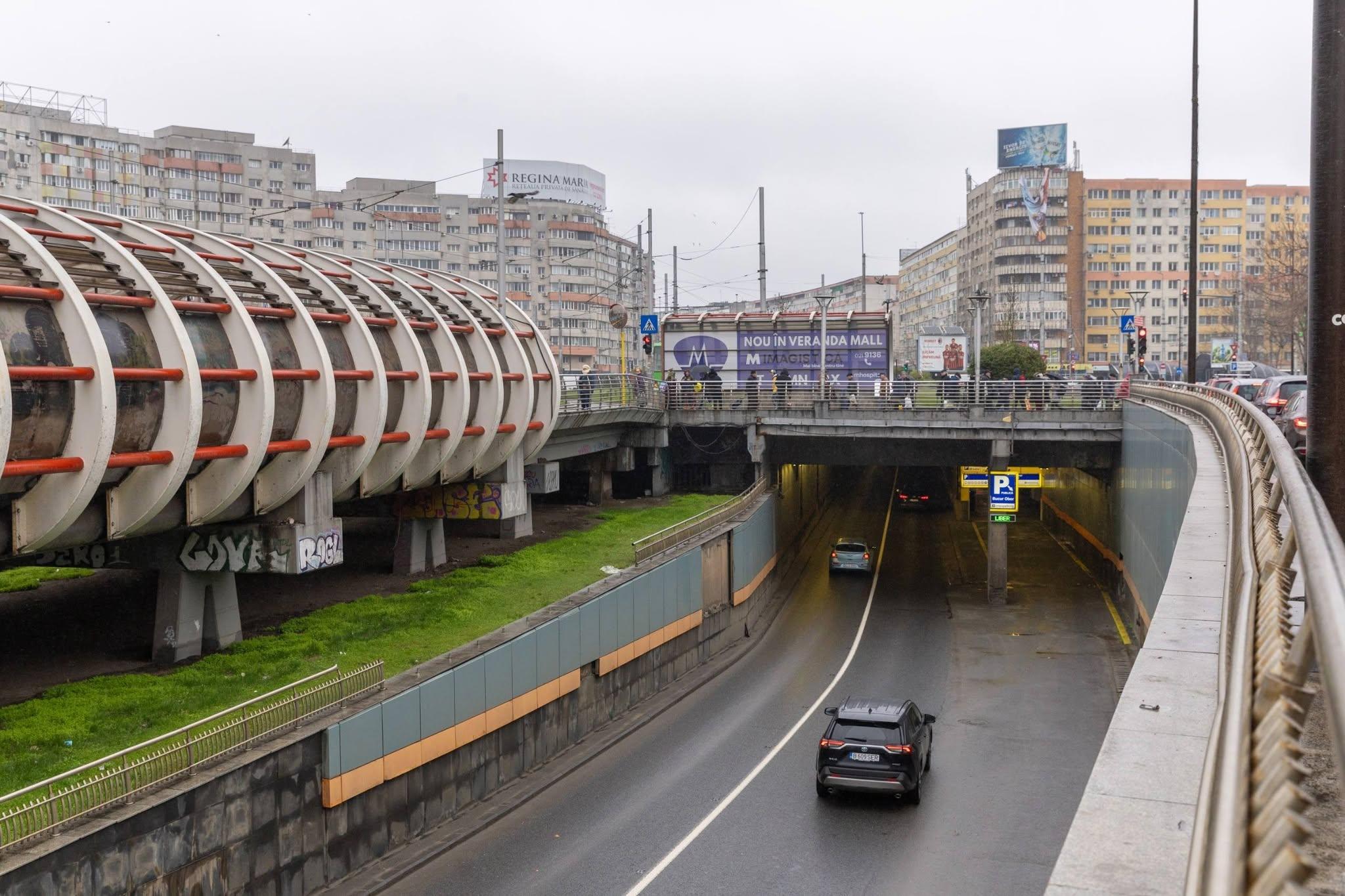 Un bărbat s-a aruncat de pe Pasajul Obor din Bucureşti. Medicii nu l-au mai putut salva