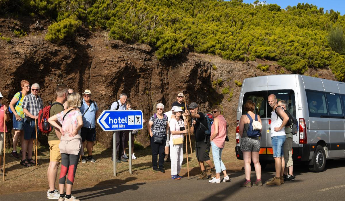 Zeci de oameni, victime ale unei agenții de turism. Au rămas fără cazarea din Grecia plătită în avans