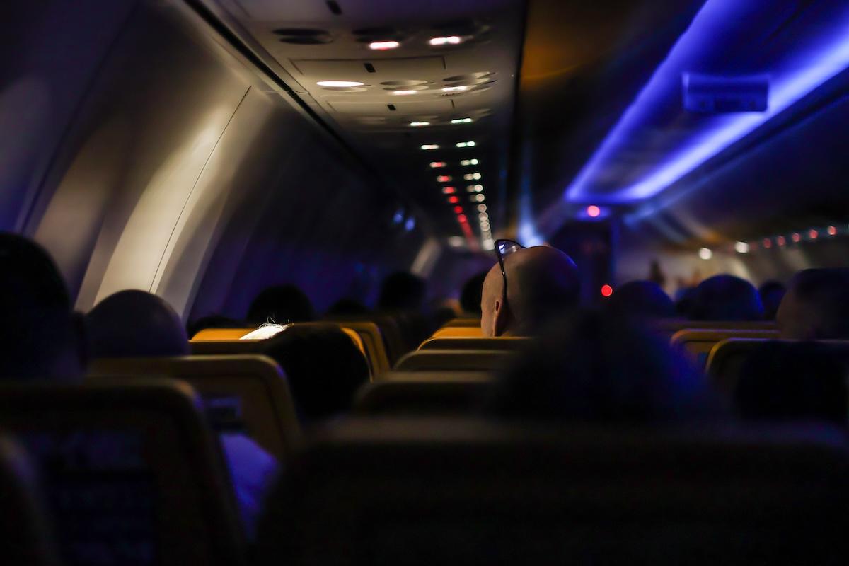 De ce luminile din avion se sting la decolare și aterizare. Motivul care ți-ar putea salva viața