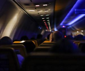 De ce luminile din avion se sting la decolare și aterizare. Motivul care ți-ar putea salva viața