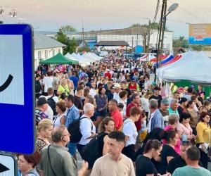 O comună din România, invadată de turişti după un fakenews cu ChatGPT. Primarul îi roagă să plece acasă