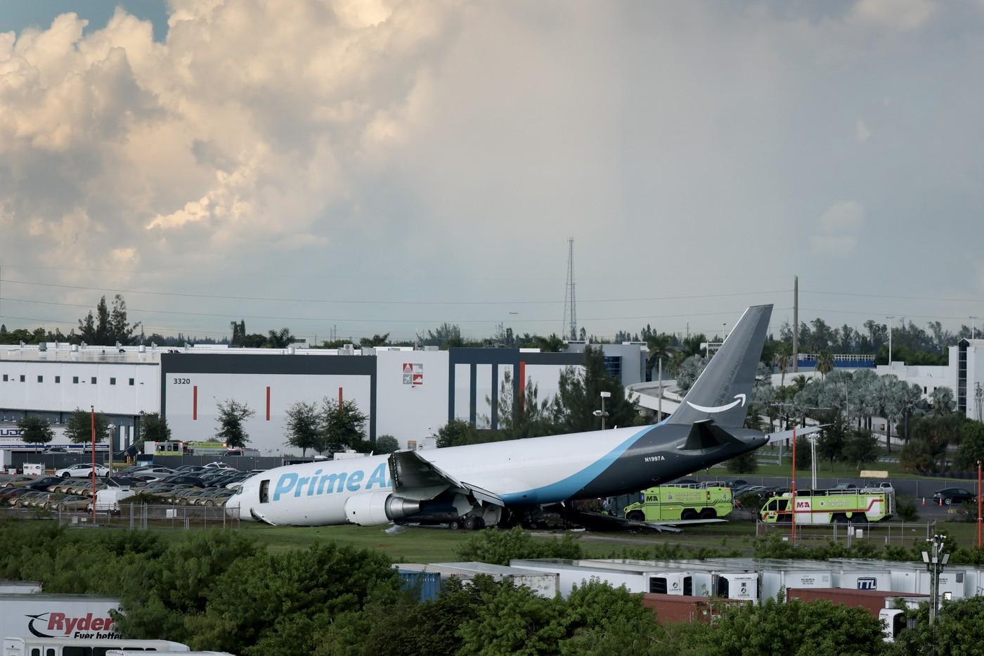 5 morţi, după ce un avion cargo al Amazon a luat foc în Miami. A ieşit de pe pistă şi a lovit mai multe maşini