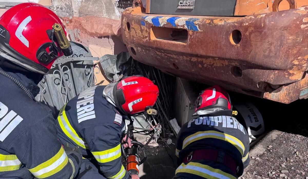 Un buldozer a intrat într-o casă în Baia Sprie și a avariat o conductă de gaze. Traficul, blocat