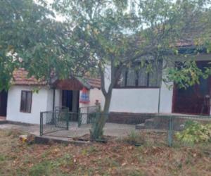 Satul în care o gospodărie cu 2 case se vinde la 15.800 €. Se află la 10 km de oraş