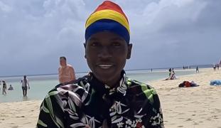 Africanul cu sufletul &icirc;n Carpați. A &icirc;nvățat limba rom&acirc;nă de unul singur &icirc;n Zanzibar și a devenit profesor pentru alții VIDEO