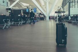 O femeie care a cumpărat o valiză pierdută în aeroport a dezvăluit tot ce a găsit în ea. Cum se vând la licitație bagajele rătăcite