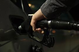 De ce nu scade prețul benzinei dacă petrolul s-a ieftinit. Prognoza unui expert &icirc;n energie