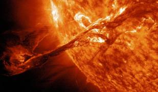 O furtună solară s-ar putea izbi de Pământ pe 1 decembrie. Provine dintr-o gaură „canion” din atmosfera Soarelui