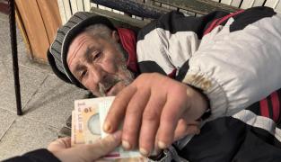 Povestea sfâșietoare a lui Nea Mihai. Bătrânul își duce veacul pe o bancă din Gara de Nord